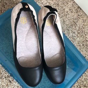 Beta brand Late-To-The-Gate-Heels black and white